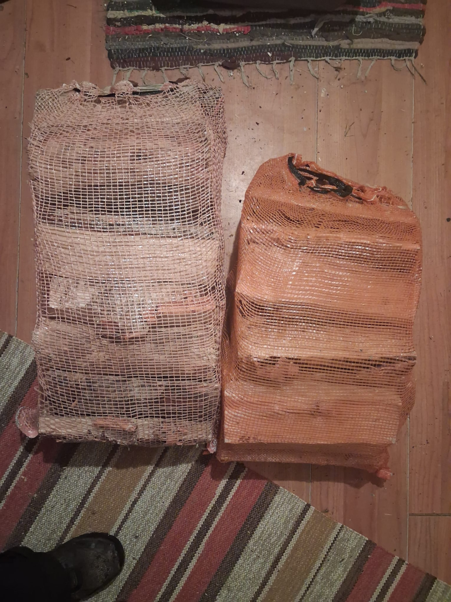 Säck med björkved på 40 liter till höger, och vår egen säck från våren till vänster